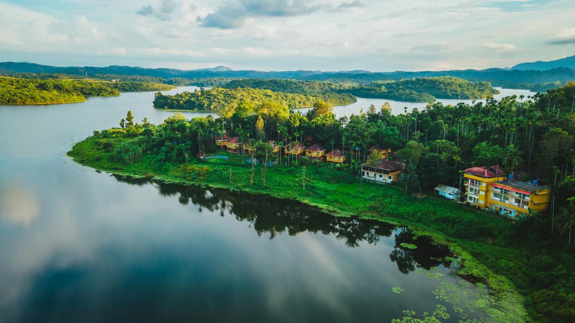 Karapuzha Village Resort Ваянад Екстериор снимка